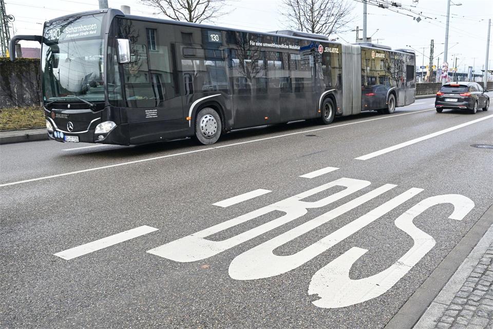 Die Stadt Esslingen hält an ihrem O-Bus-System fest. (Archivbild)Bernd Weißbrod/dpa