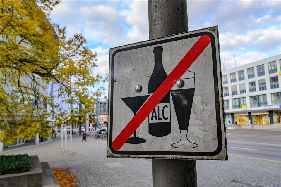 Die Stadt Frankfurt (Oder) reagiert mit Alkoholverbotszonen auf steigende Kriminalität. (Symbolbild)Patrick Pleul/dpa