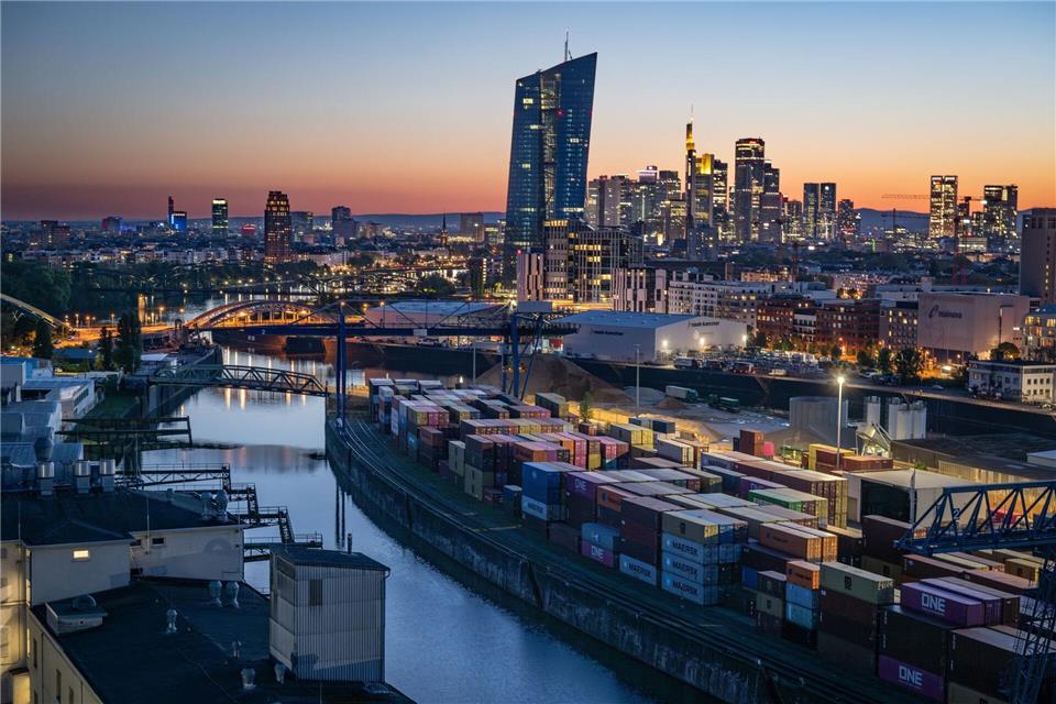Die Stadt Frankfurt profitiert von der leistungsstarken Wirtschaft. (Symbolbild) Boris Roessler/dpa