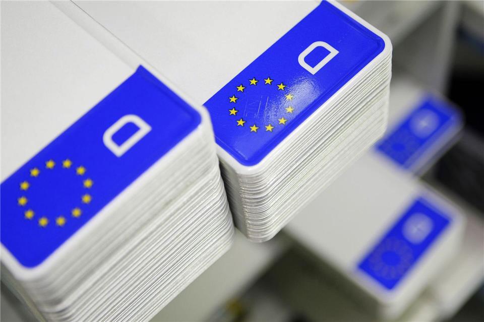 Die Stadt Gera warnt vor Betrugsversuchen bei der digitalen An- und Abmeldung von Fahrzeugen. (Symbolbild)David-Wolfgang Ebener/dpa