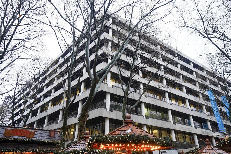 Die Stadt Hamburg hat das Gebäude am Gerhart-Hauptmann-Platz aus der Insolvenz einer Signa-Tochter für 112,5 Millionen Euro gekauft und will dort die neue Zentralbibliothek einziehen lassen. (Archivbild)Marcus Brandt/dpa