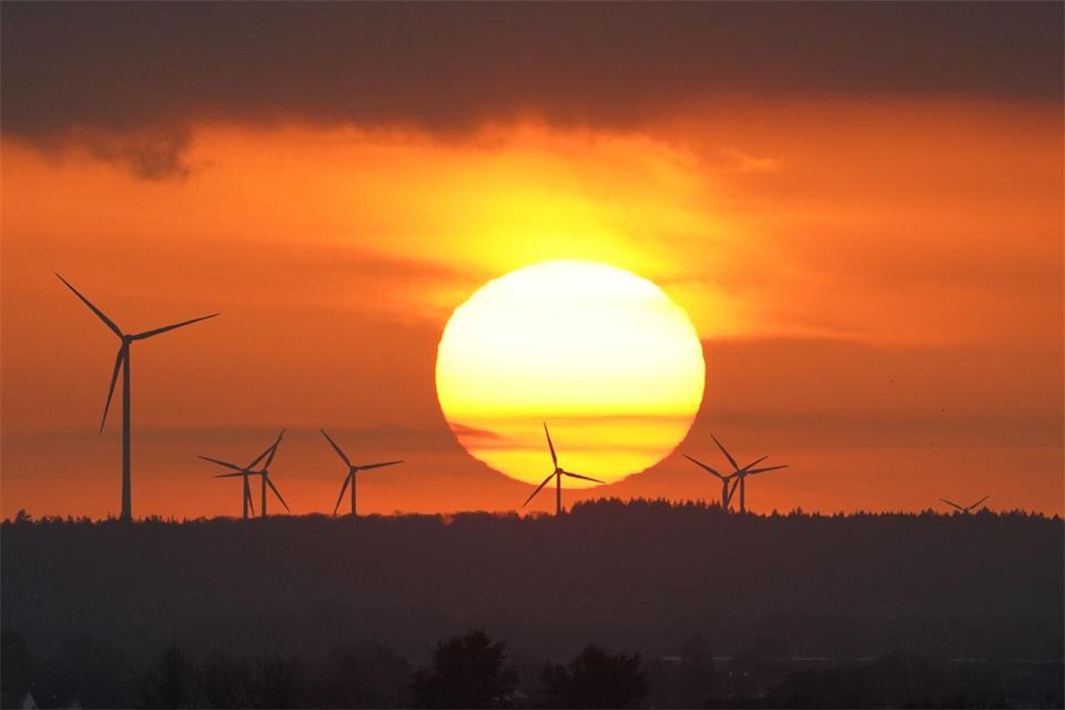 Die Stadt Hamburg will künftig Geld leihen, das sie nur für ökologisch nachhaltige Projekte nutzen darf - sogenannte Green Bonds. (Illustration)Marcus Brandt/dpa