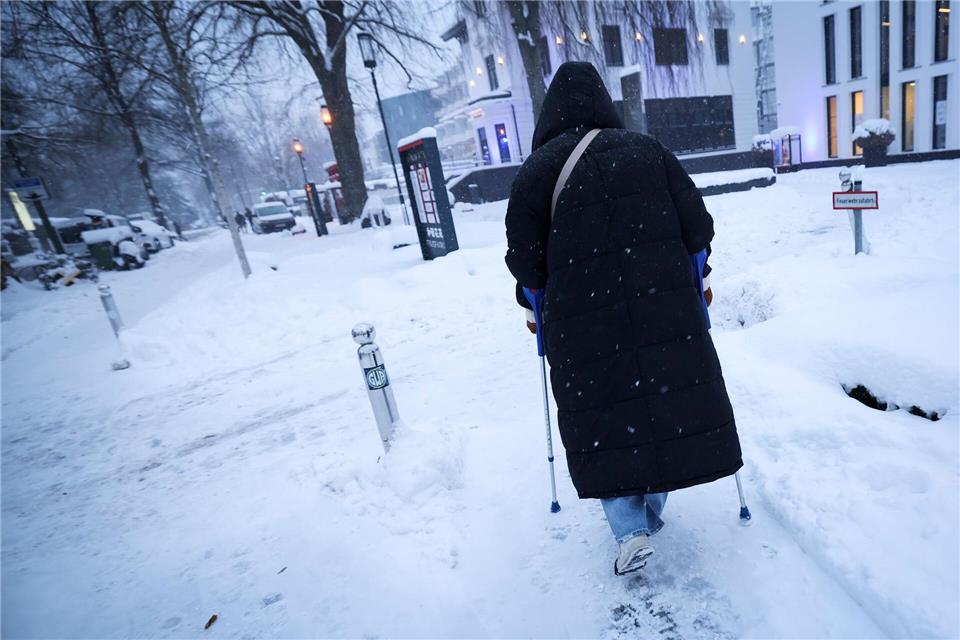 Die Stadt Hamburg zählte 2.363 Verstöße gegen die Räum- und Streupflicht. (Archivbild)Christian Charisius/dpa