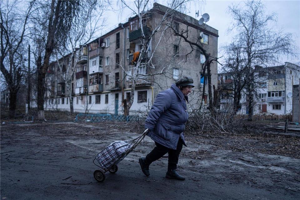 Die Stadt Kupjansk ist nach mehr als drei Jahren Krieg stark zerstört, doch immer noch gibt es auch Zivilisten in der Stadt. (Archivbild)Evgeniy Maloletka/AP/dpa