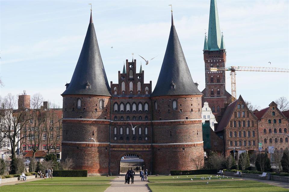 Die Stadt Lübeck klagt gegen den Planfeststellungsbeschluss des Eisenbahn-Bundesamts zur Hinterlandanbindung der Festen Fehmarnbeltquerung. (Archivbild) Marcus Brandt/dpa