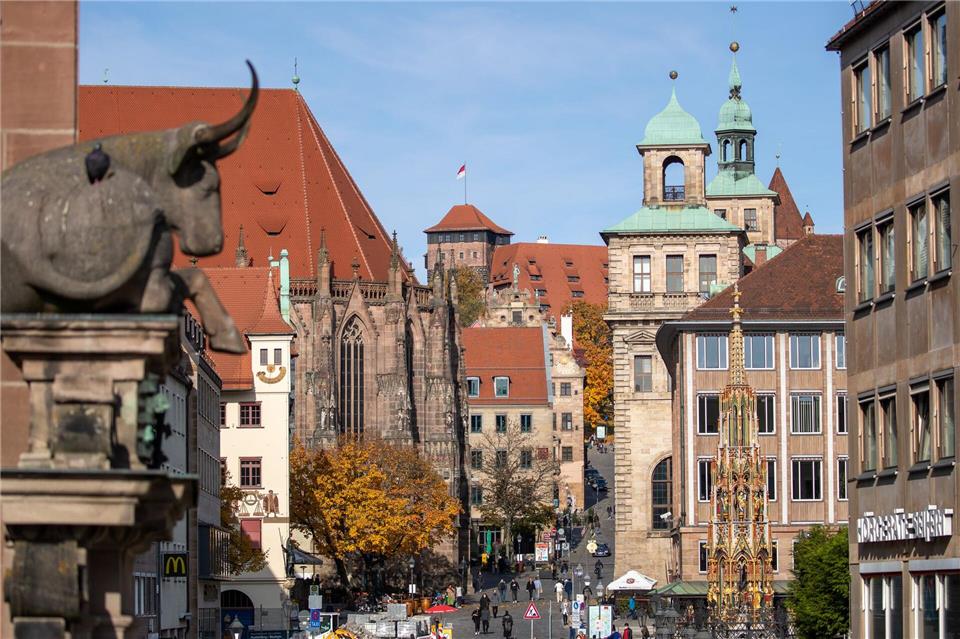 Die Stadt Nürnberg musste eine Sperre über ihren Kommunalhaushalt verhängen. (Archivbild)Daniel Karmann/dpa