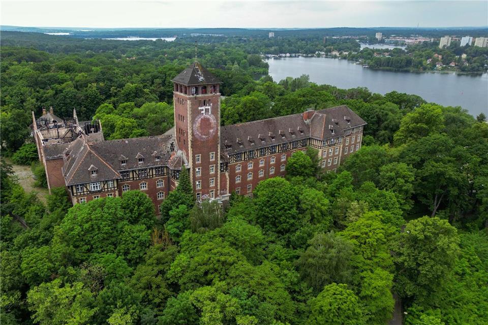 Die Stadt Potsdam erinnert an das Attentat auf Adolf Hitler 1944 am Turm des früheren Reichsarchivs. (Archivbild)Soeren Stache/dpa