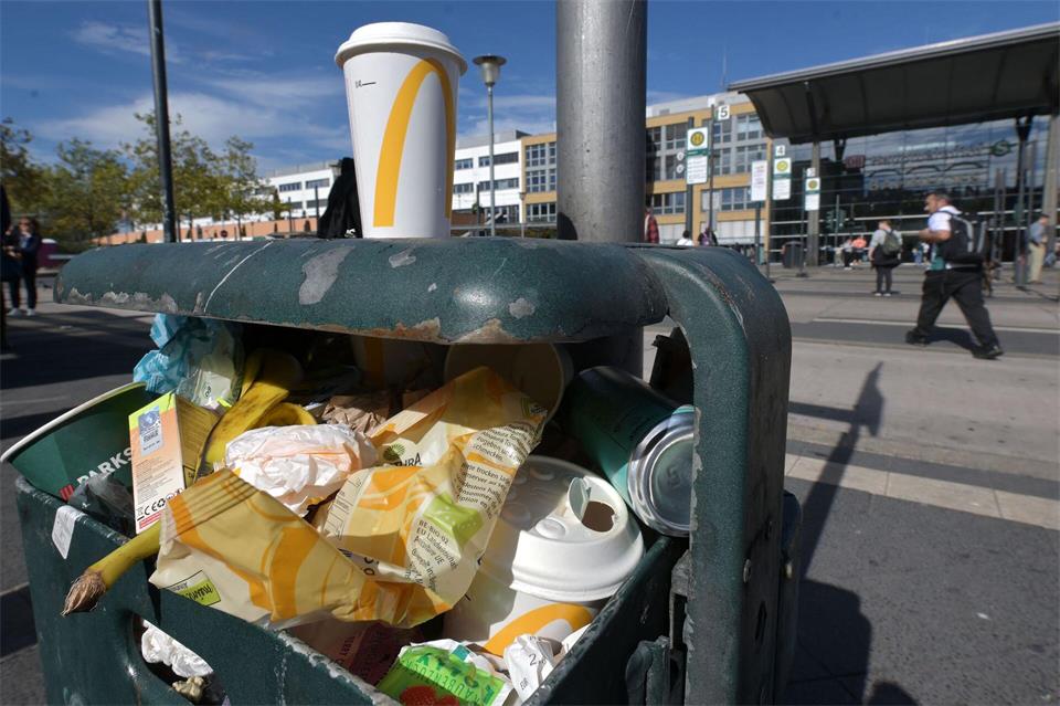 Die Stadt Potsdam will Müll durch eine Verpackungssteuer verringern.Michael Bahlo/dpa