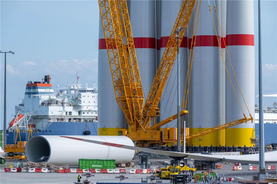 Die Stadt Sassnitz auf Rügen will gegen die aktuelle Regelung zur Verteilung von Gewerbesteuereinnahmen aus Offshore-Windkraft klagen.Stefan Sauer/dpa