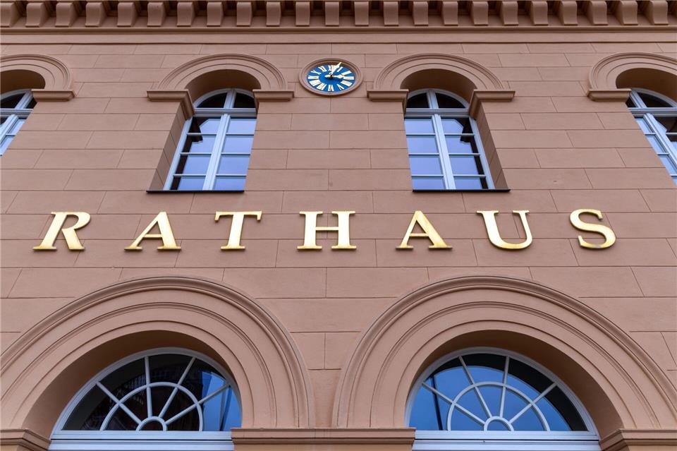 Die Stadt Schwerin rutscht weiter in die roten Zahlen. (Symbolbild)Jens Büttner/dpa