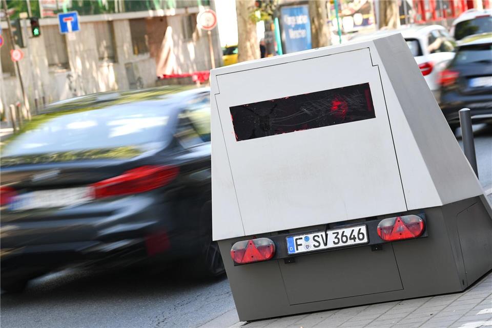 Die Stadt Solingen erklärt den Einsatz eines mobilen Blitzers in einer Einbahnstraße. (Symbolbild)  Arne Dedert/dpa