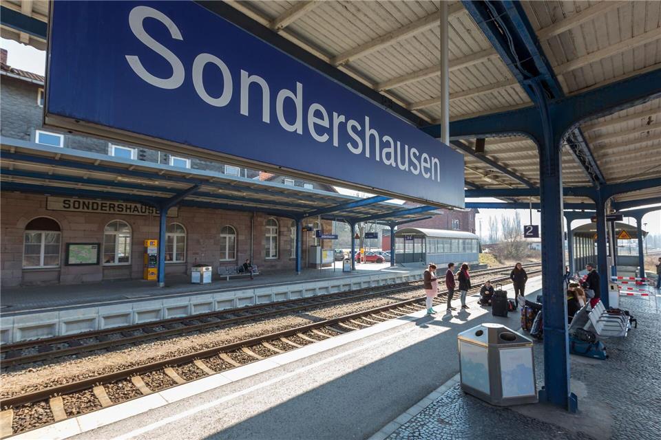 Die Stadt Sondershausen sucht einen Käufer für ihr denkmalgeschütztes Bahnhofsensemble. Das Gebäude liegt an der Bahnstrecke zwischen Erfurt und Nordhausen. (Archivbild)picture alliance / dpa