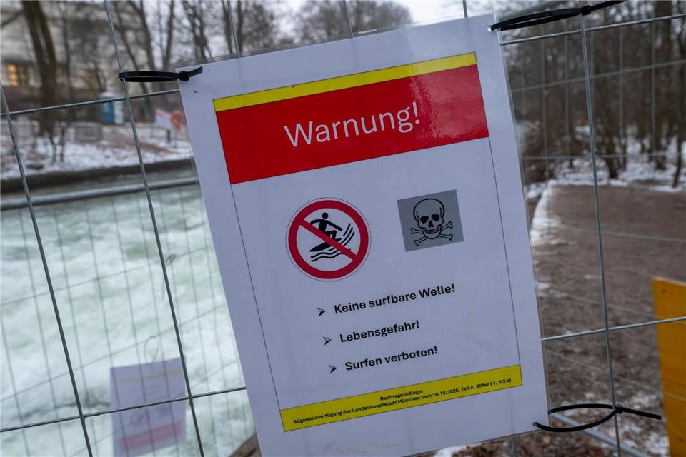 Die Stadt hat das Surfen vorübergehend verboten. (Archivfoto) Peter Kneffel/dpa