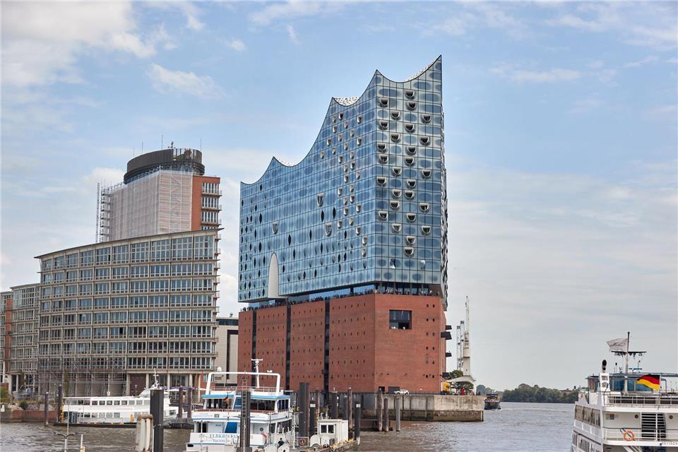 Die Stadt hat entschieden: Wer auf die Plaza der Elbphilharmonie möchte, muss dafür künftig Eintritt zahlen. Die Besucherzahlen werden deshalb wohl sinken. (Archivbild)Georg Wendt/dpa