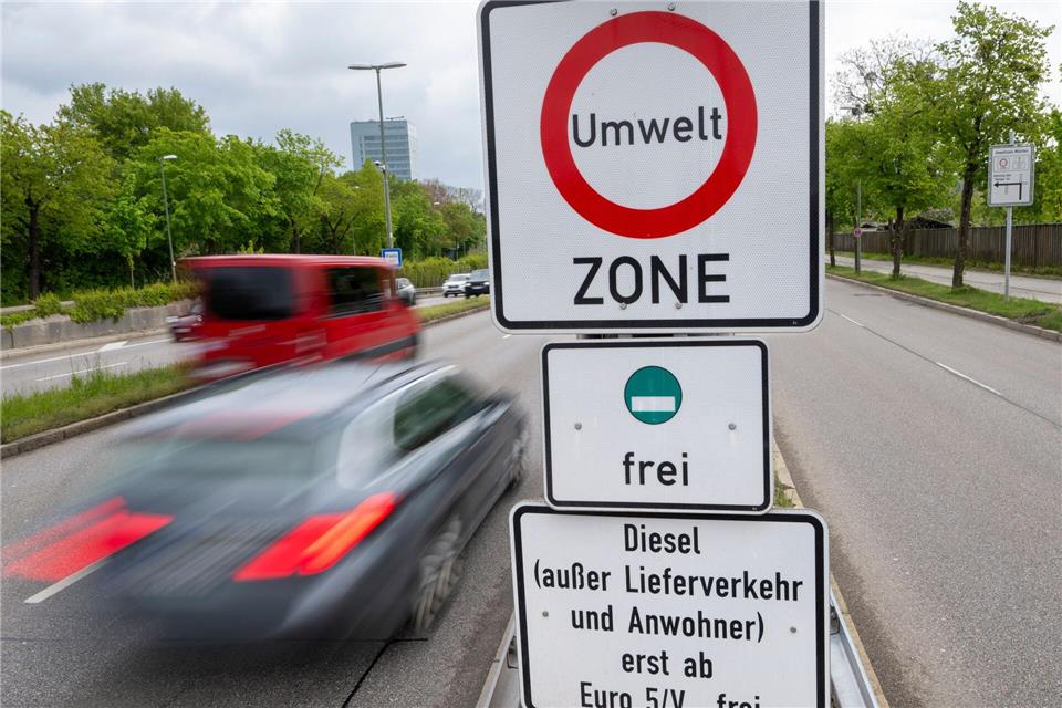 Die Stadt hat sich lange gegen eine Verschärfung des Fahrverbots gewehrt - doch nun endgültig verloren. (Archivbild)Peter Kneffel/dpa