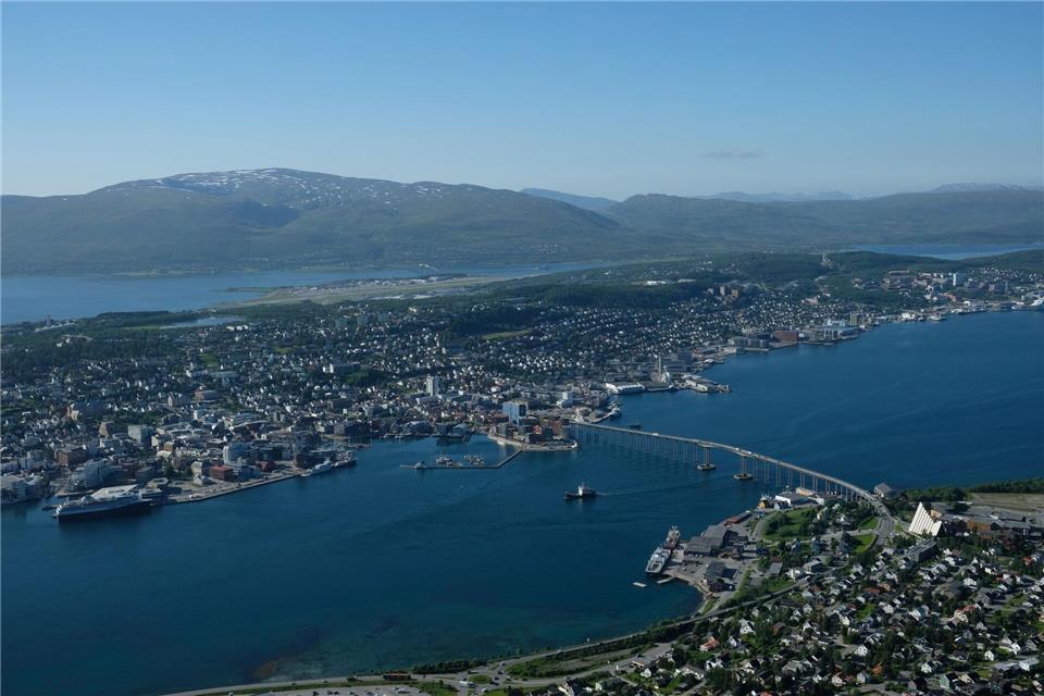 Die Stadt mit einem Blick: Tromsø vom 421 Meter hohen Storsteinen aus gesehen. Florian Sanktjohanser/dpa-tmn