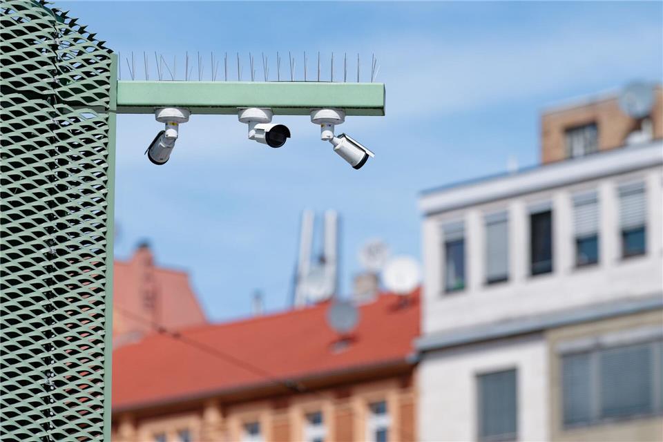 Die Stadt versucht unter anderem mit KI-basierter Videoüberwachung, den öffentlichen Raum sicherer zu machen. (Archivbild)Uwe Anspach/dpa