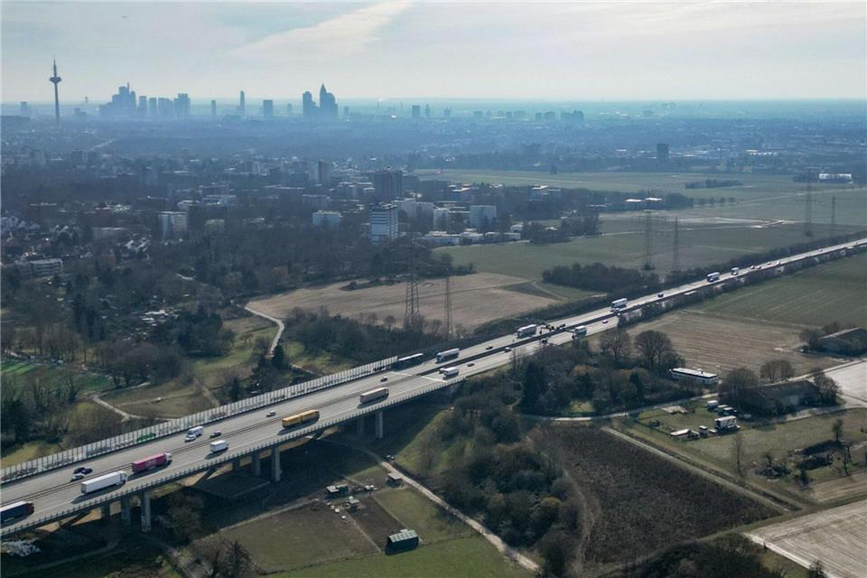 Die Stadt will nach überarbeiteten Plänen jetzt nur noch östlich der A5 den neuen Stadtteil bauen. (Archivbild)Arne Dedert/dpa