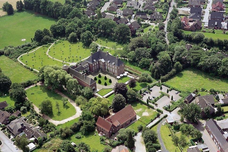Die Stadt will nicht nur das barocke Wasserschloss, sondern auch die dazugehörigen Grünflächen und den Parkplatz veräußern.