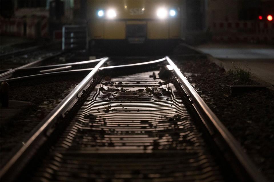 Die Stadtbahn ist nach dem Zusammenstoß mit einem Auto entgleist. (Symbolbild)Marijan Murat/dpa