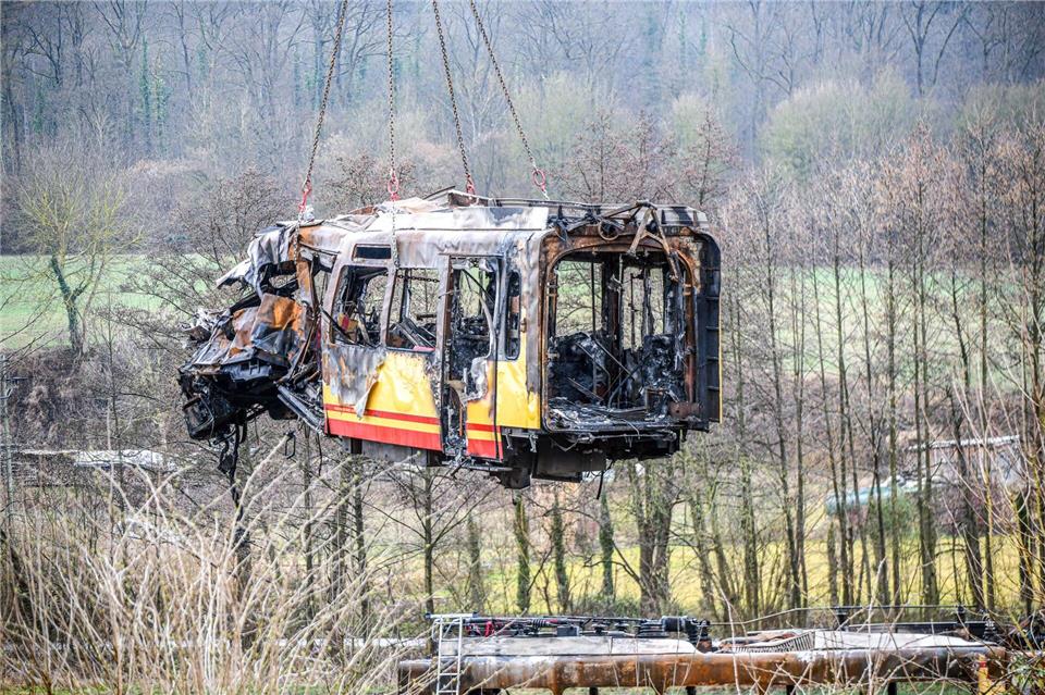Die Stadtbahn ist vom Feuer entstellt. (Archivbild) Jason Tschepljakow/dpa