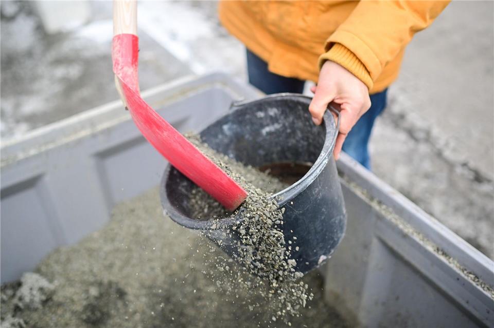 Die Stadtentsorgung Potsdam gibt kostenlos Streugut aus. Bürgerinnen und Bürger können - mit eigenem Behälter - bis zu 20 Liter abholen. (Symbolbild)Sebastian Christoph Gollnow/dpa