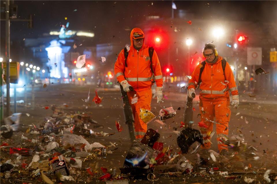 Die Stadtreinigung kümmert sich am Neujahrstag um das Aufräumen an bestimmten Schwerpunkten in Berlin. (Archivbild)Soeren Stache/dpa