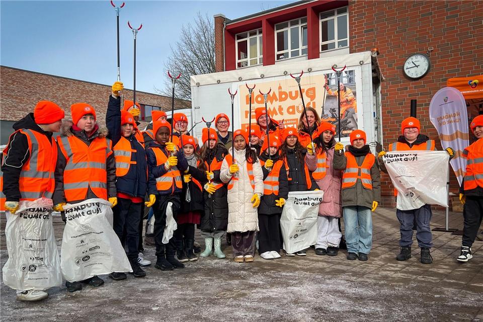 Die Stadtteilschule Wilhelmsburg startet bereits einen Tag früher in die Aufräumaktion – begleitet von Umweltsenatorin Katharina Fegebank (Bündnis 90/Die Grünen) und Daniela Enslein, Geschäftsführerin der Stadtreinigung Hamburg.Jonas Uhlig/dpa