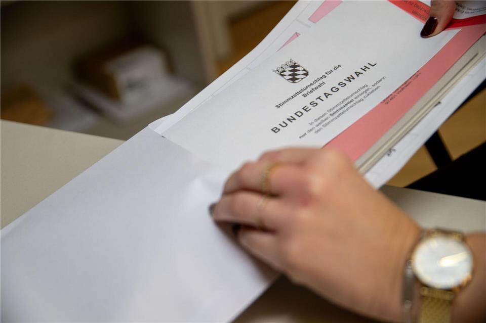 Erste Briefwahlzettel unterwegs: Worauf muss man achten? Die Städte verschicken zurzeit erste Briefwahlunterlagen. (Symbolbild)Pia Bayer/dpa