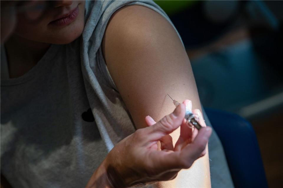 Die Ständige Impfkommission empfiehlt deshalb eine Impfung für alle Mädchen und Jungen zwischen 9 und 14 Jahren. (Symbolbild)Stefan Puchner/dpa