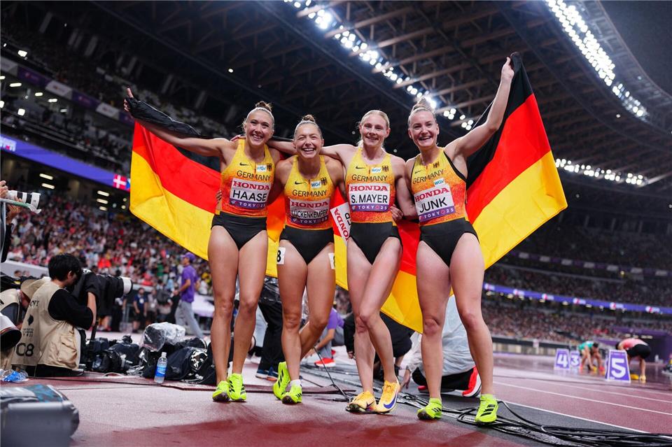 Die Staffel gewinnt Bronze.Michael Kappeler/dpa
