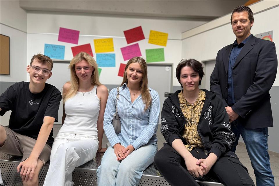 Die Stahlbänke im ersten Stock der JKG waren ein häufiger Treffpunkt für die Oberstufenschüler Nils Schmitz, Franziska Eißing, Angelica Bulla und Daniel Fox. (v.l.). Bei dem Weg zum Abitur wurden sie von ihrem Oberstufenleiter Jan Letailleur begleitet.
