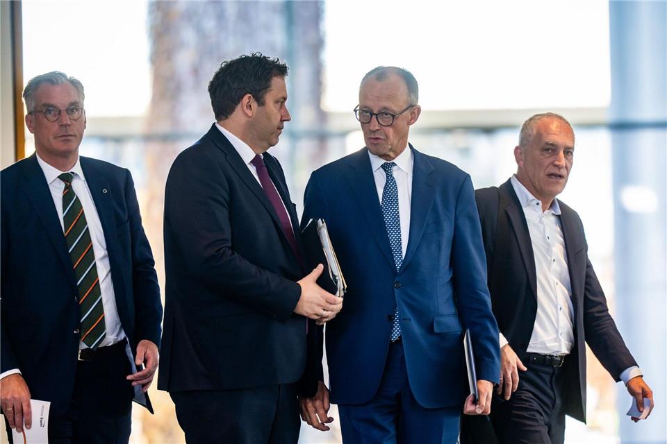 Die Stahlindustrie ist laut Bundeskanzler Merz in einer „existenzbedrohenden Krise“. Bei einem „Stahlgipfel“ im Kanzleramt ging es um Gegenmaßnahmen. Michael Kappeler/dpa