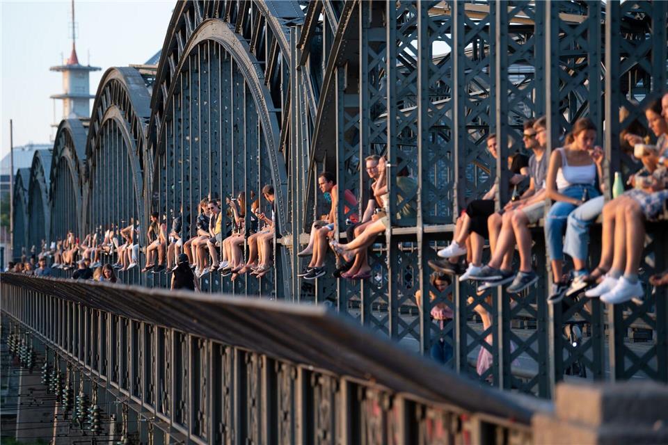 Die Stahlkonstruktion der Hackerbrücke ist auch ein beliebter Aussichtspunkt für junge Menschen in München. (Archivbild)Sven Hoppe/dpa