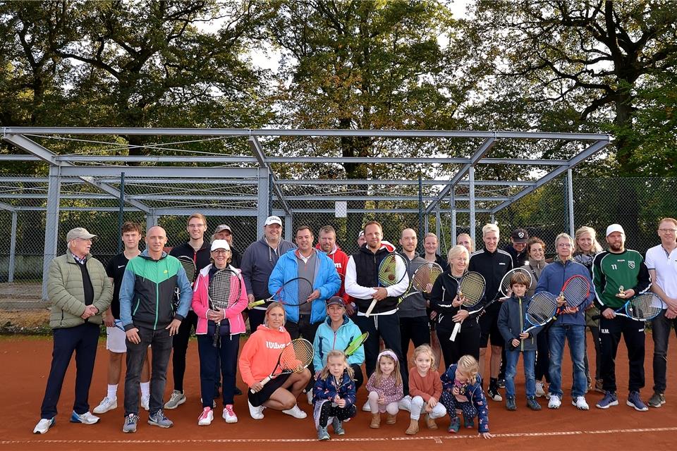 Die Stahlkonstruktion des neuen Vereinsheims steht. Das feierten die Erler und Raesfelder Tennisspieler am Samstag bei einem Richtfest und einem kleinen Tennisturnier.