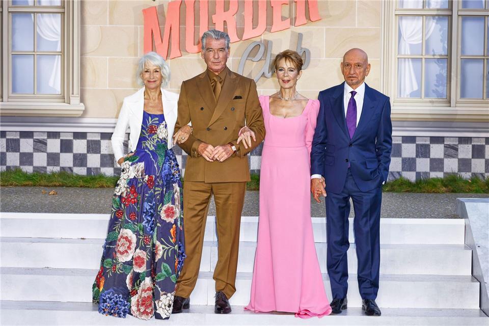 Die Stars Helen Mirren (l-r), Pierce Brosnan, Celia Imrie und Ben Kingsley haben sich beim Dreh des Krimis „The Thursday Murder Club“ bestens verstanden.Millie Turner/Invision/AP/dpa