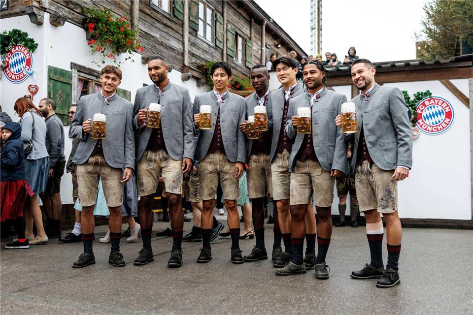 Matthäus: „Bayern die beste Mannschaft Europas“ Die Stars des FC Bayern durften zufrieden auf dem Oktoberfest anstoßen.Matthias Balk/dpa