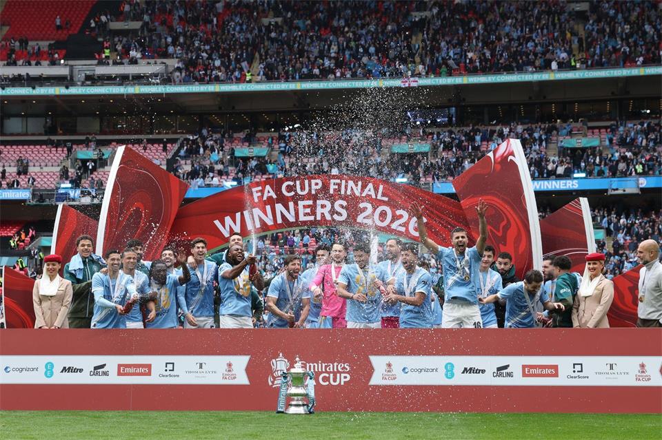 Die Stars von Manchester City mit dem FA-Cup 2026.Richard Pelham/AP/dpa