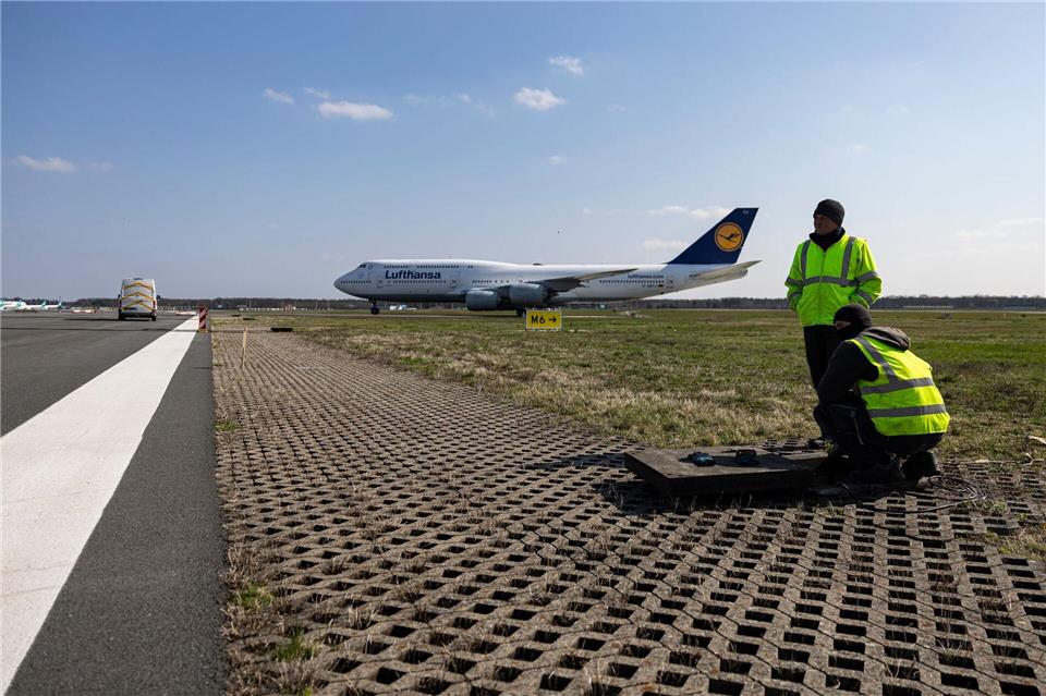 Die Start- und Landebahn Center am Frankfurter Flughafen wird saniert. Hannes P. Albert/dpa