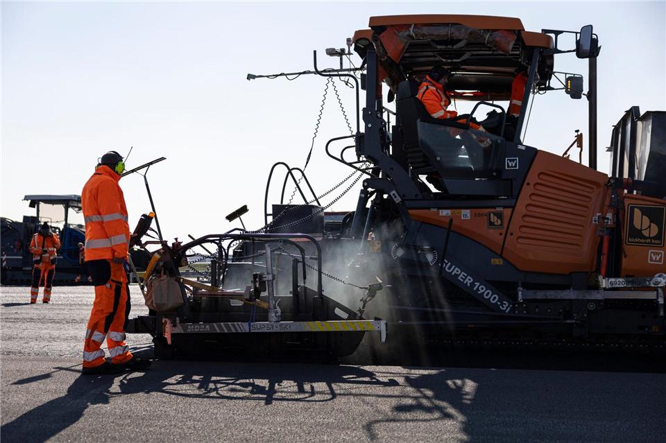 Die Start- und Landebahn Center am Frankfurter Flughafen wird saniert.Hannes P. Albert/dpa