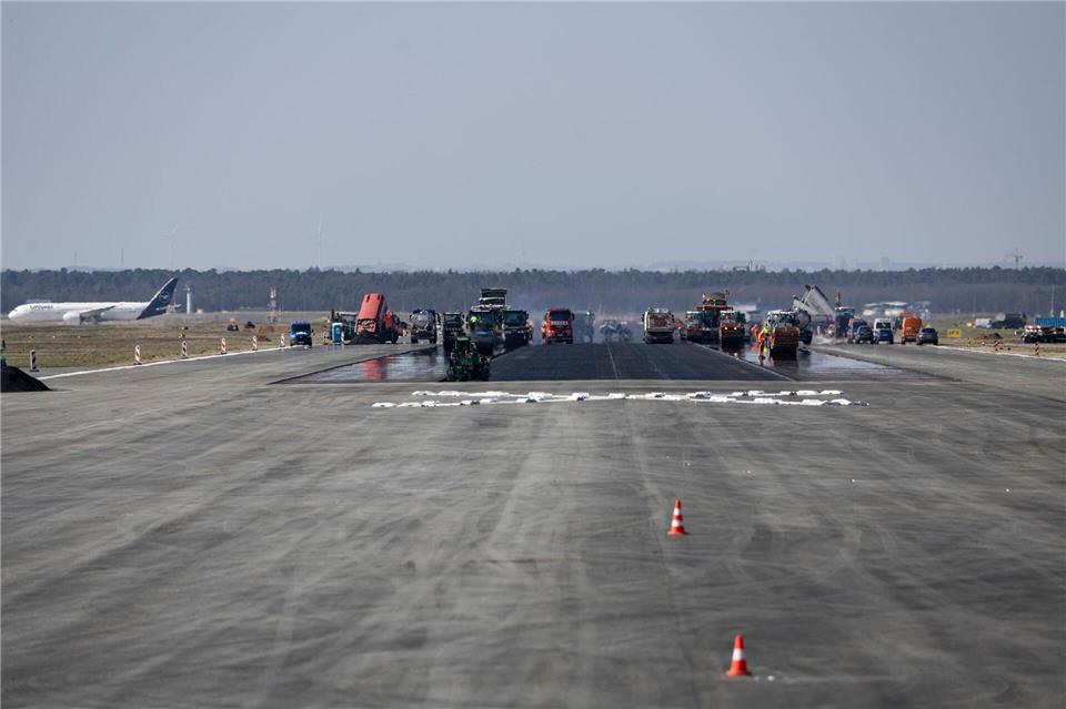 Die Start- und Landebahn Center am Frankfurter Flughafen wird saniert.Hannes P. Albert/dpa