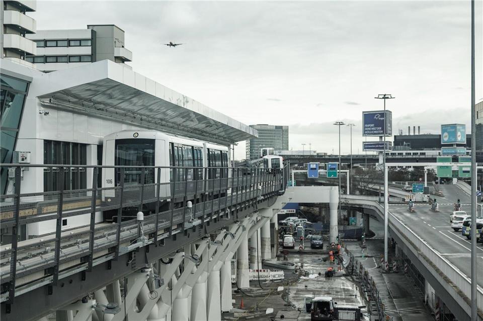 Die Station steht auf tonnenschweren Stahlstreben.Hannes P. Albert/dpa