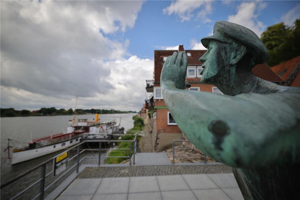 Hochwasser: Lauenburg gibt vorläufige Entwarnung Die Statue „DerRufer“ steht an der Elbe in Lauenburg. (Archivbild)Christian Charisius/dpa