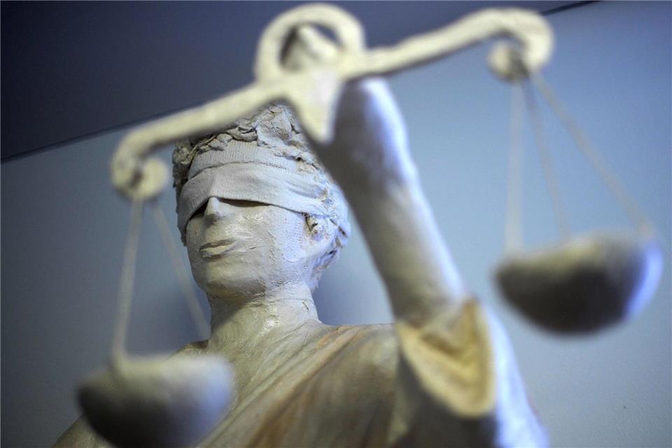 Die Statue Justitia in einem Gericht: Viele von Gerichten verhängte Bußgelder kommen in Hamburg gemeinnützigen Einrichtungen zu Gute. (Symbolbild)Peter Steffen/dpa