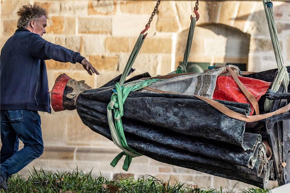 Die Statue des Essener Bischofs Franz Hengsbach wurde nach Missbrauchsvorwürfen entfernt. (Archivbild)Christoph Reichwein/dpa