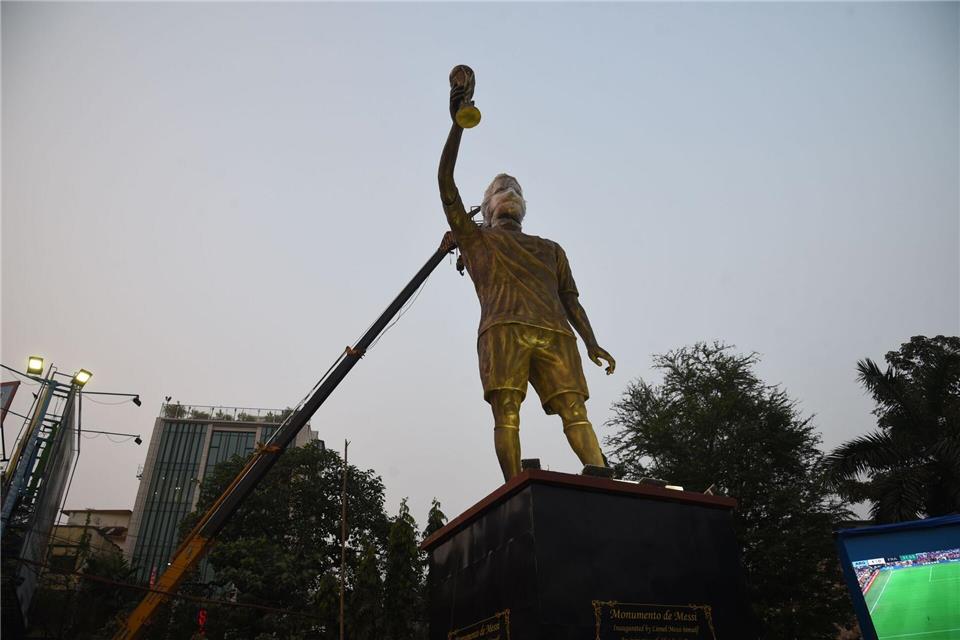 Die Statue für Lionel Messi in Kalkutta ist mehr als 20 Meter hoch.Debajyoti Chakraborty/News Images via ZUMA Press Wire/dpa