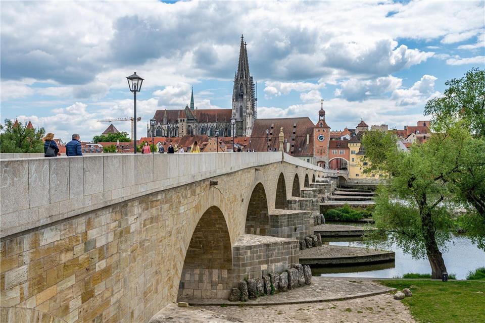 Die Steinerne Brücke führt über die Donau zur Altstadt von Regensburg. (Archivbild)Armin Weigel/dpa
