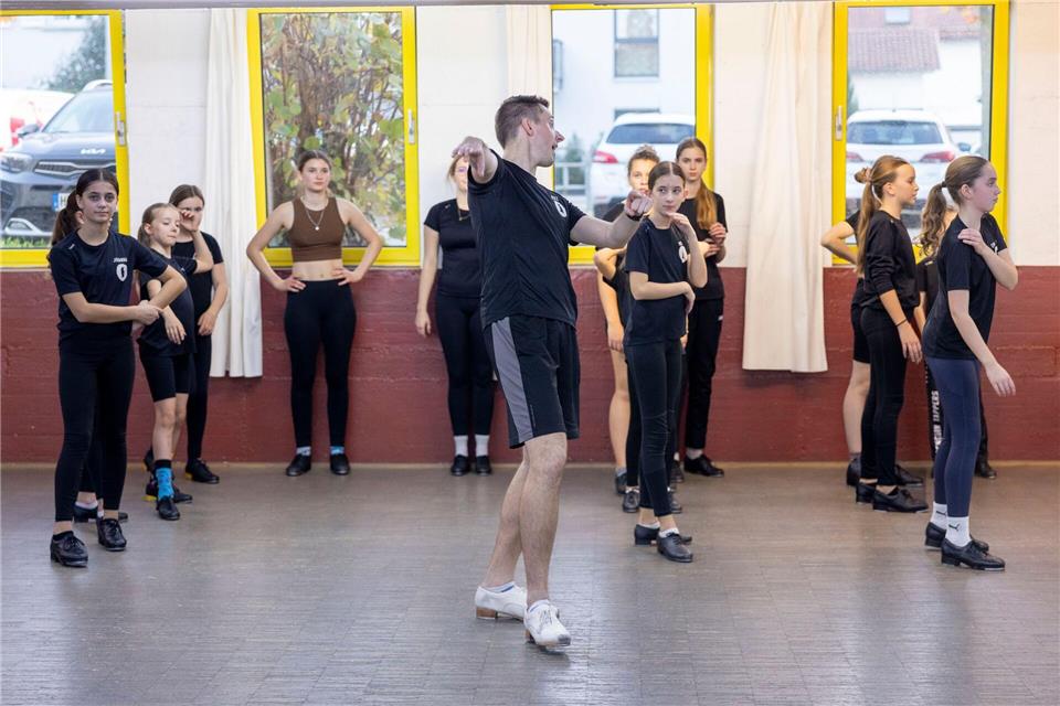 Die Stepptanzgruppe „Penguin Tappers“ des TV Hemsbach 1891 aus Nordbaden hat bereits 14 Weltmeister-Titel geholt - hier der Nachwuchs beim Trainieren mit Mike Glenney, kanadischer Weltmeister im Stepptanz. Helmut Fricke/dpa