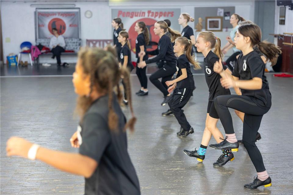 Die Stepptanzgruppe „Penguin Tappers“ des TV Hemsbach 1891 aus Nordbaden hat bereits 14 Weltmeister-Titel geholt - hier der Nachwuchs beim Trainieren. Helmut Fricke/dpa