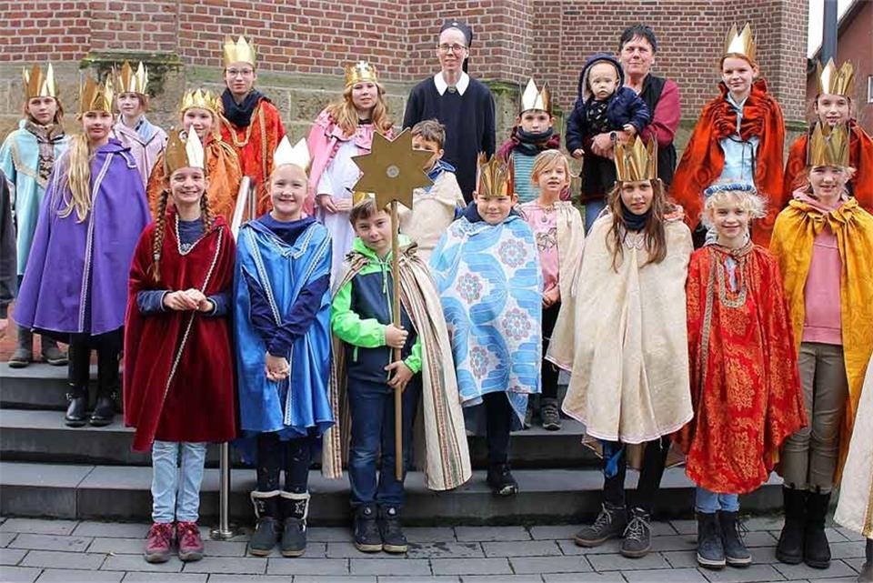 Die Sternsinger, hier die Gruppe aus dem Vorjahr, werden in der Gemeinde unterwegs sein.